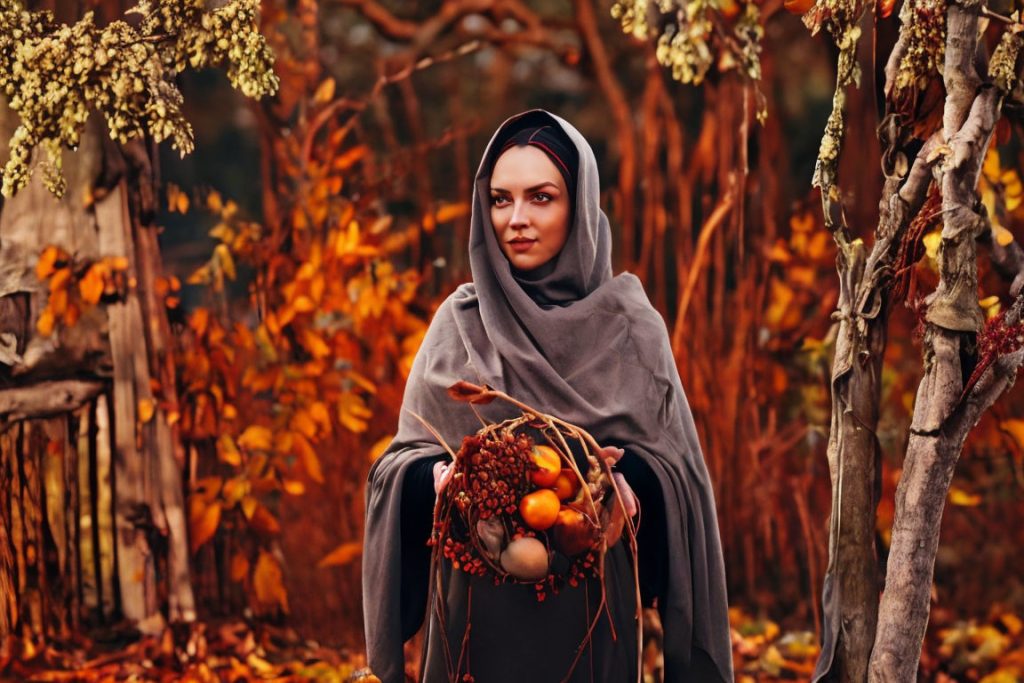 Kép: Litván pogány papnő az őszi napéjegyenlőséget ünnepli